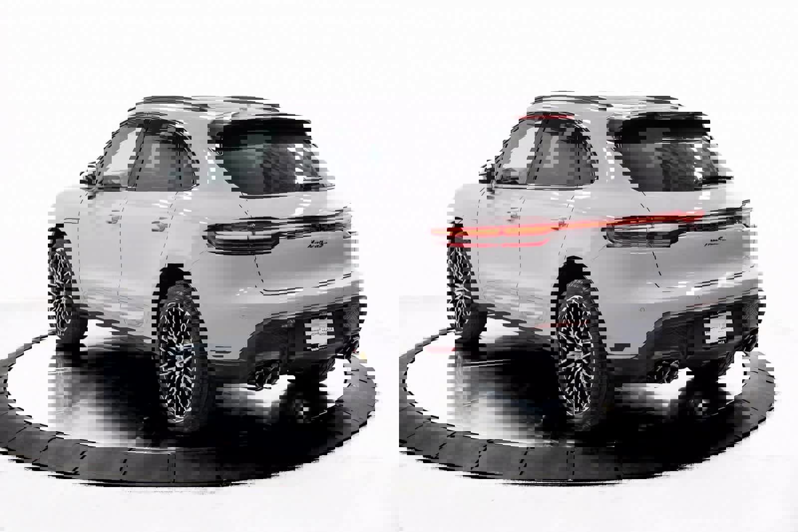 Certified 2025 Porsche Macan S image 3