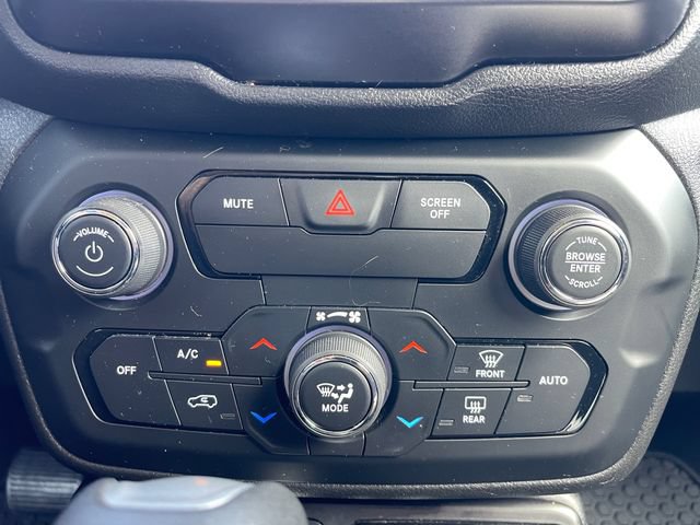 Used 2018 Jeep Renegade Latitude w/ Cold Weather Group AWD/4WD image 22