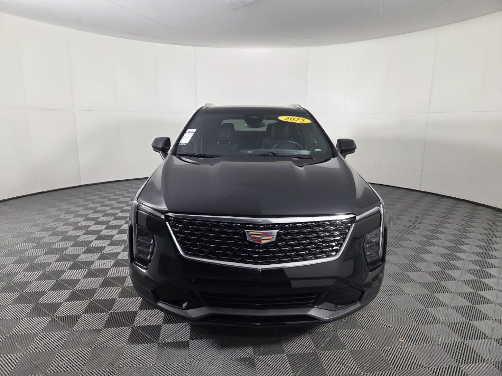 Used 2025 Cadillac XT4 Premium Luxury FWD image 3