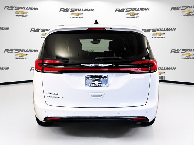 Used 2023 Chrysler Pacifica Touring-L FWD image 6