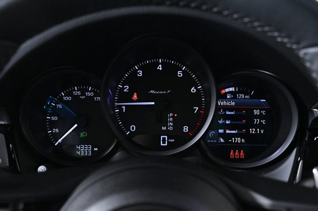 Certified 2025 Porsche Macan Turbo image 13