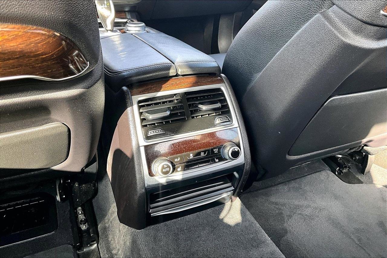 Used 2020 BMW 740i xDrive image 10