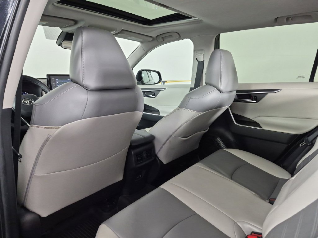 Used 2021 Toyota RAV4 XLE Premium FWD image 32