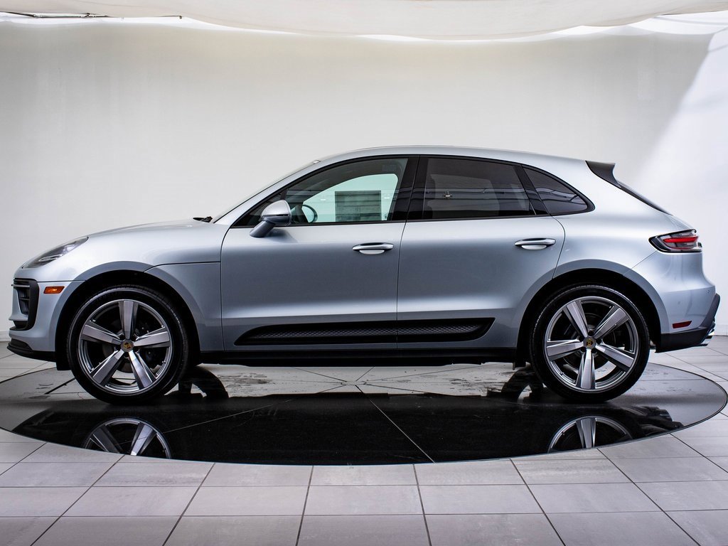 Certified 2025 Porsche Macan image 2