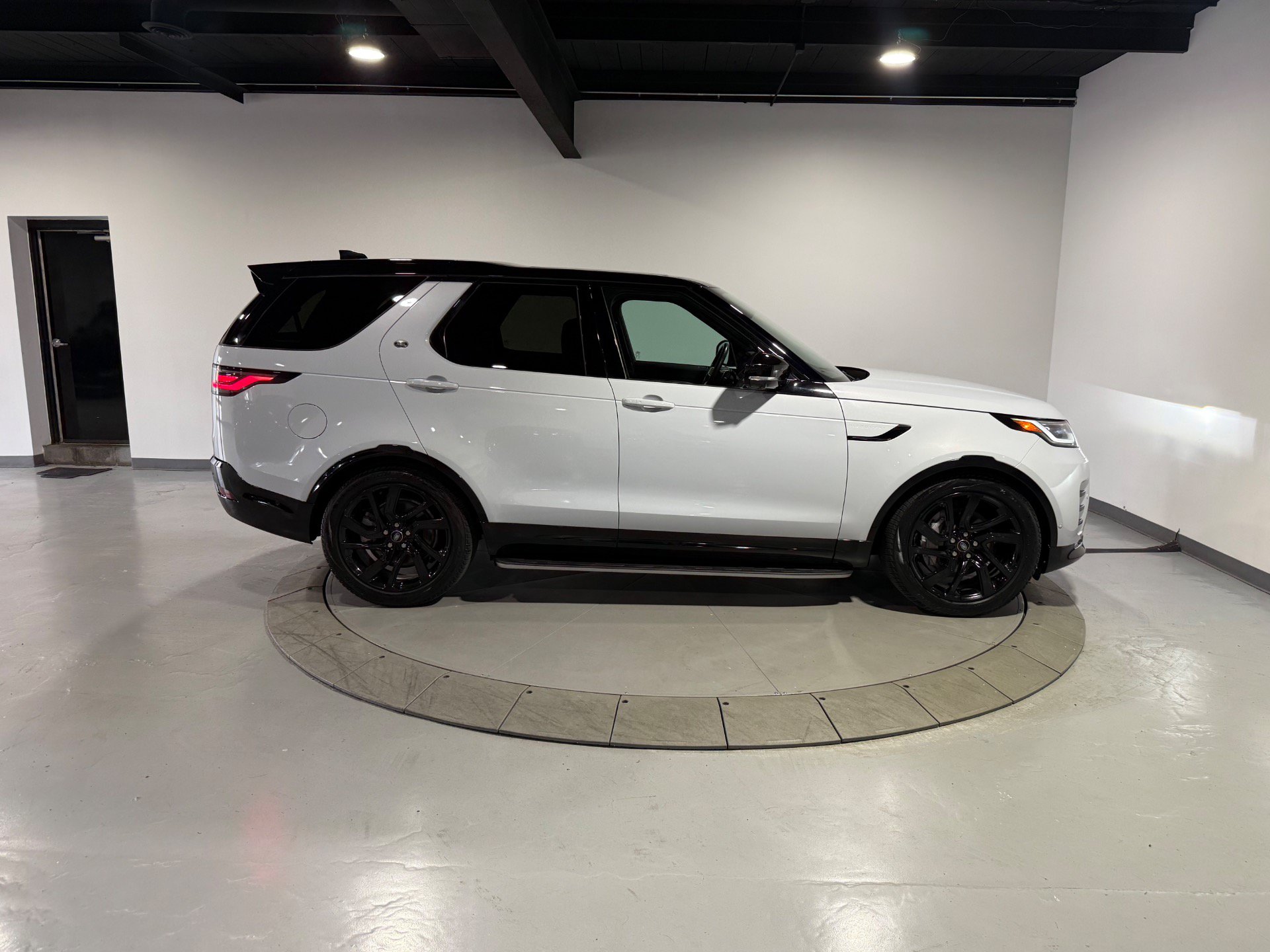 Used 2023 Land Rover Discovery S R-Dynamic AWD/4WD image 7