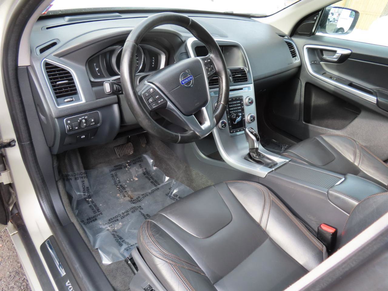 Used 2017 Volvo XC60 T6 Dynamic w/ Advanced Package image 7