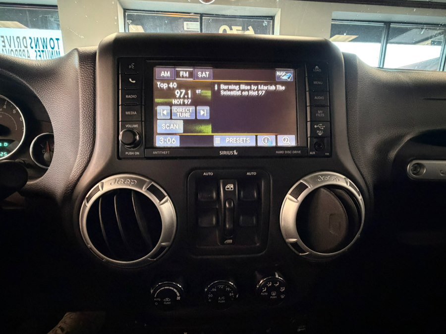 Used 2013 Jeep Wrangler Unlimited Rubicon w/ Connectivity Group image 38