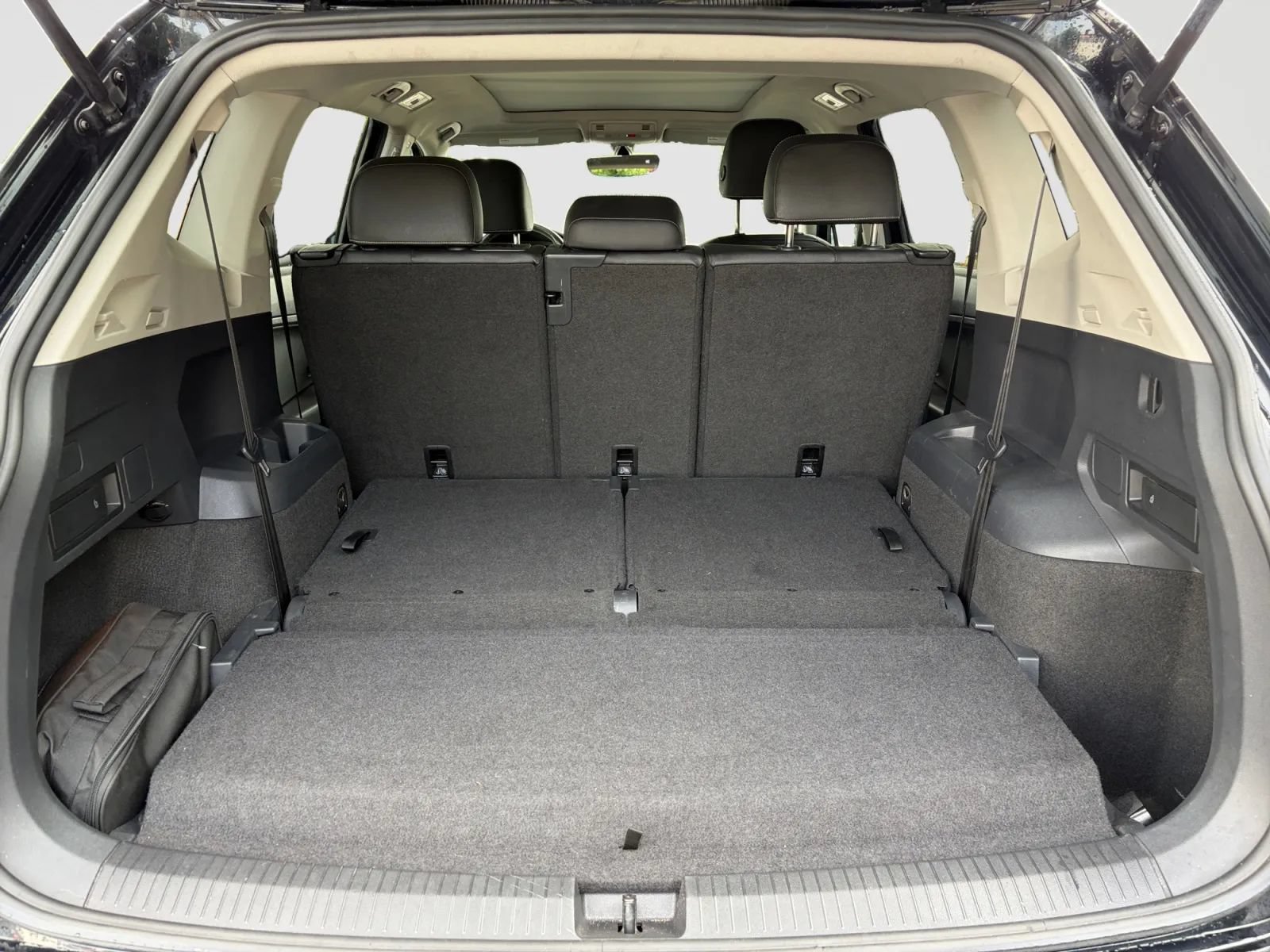Used 2021 Volkswagen Tiguan SE w/ Panoramic Sunroof Package AWD/4WD image 17