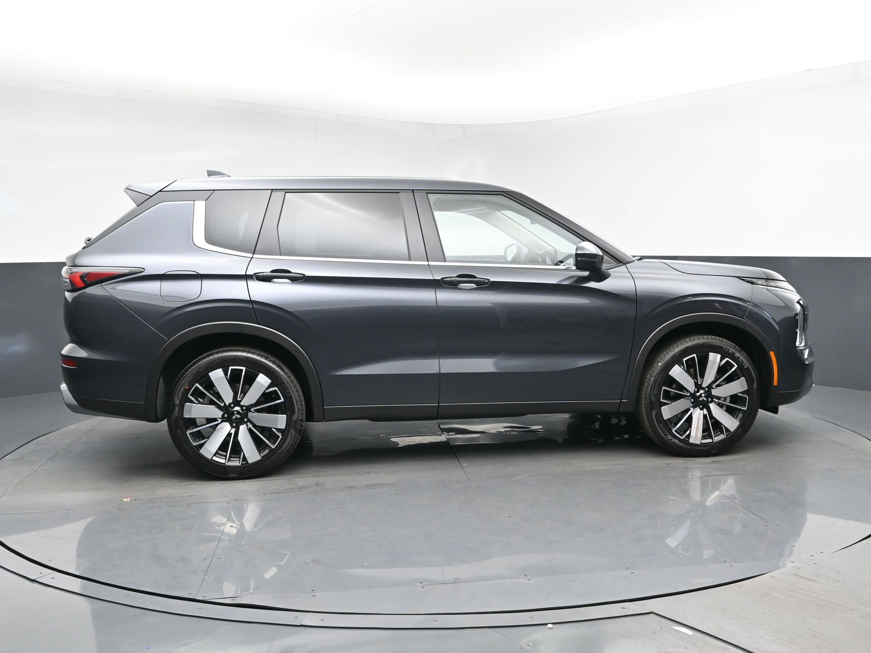 New 2025 Mitsubishi Outlander SE image 3
