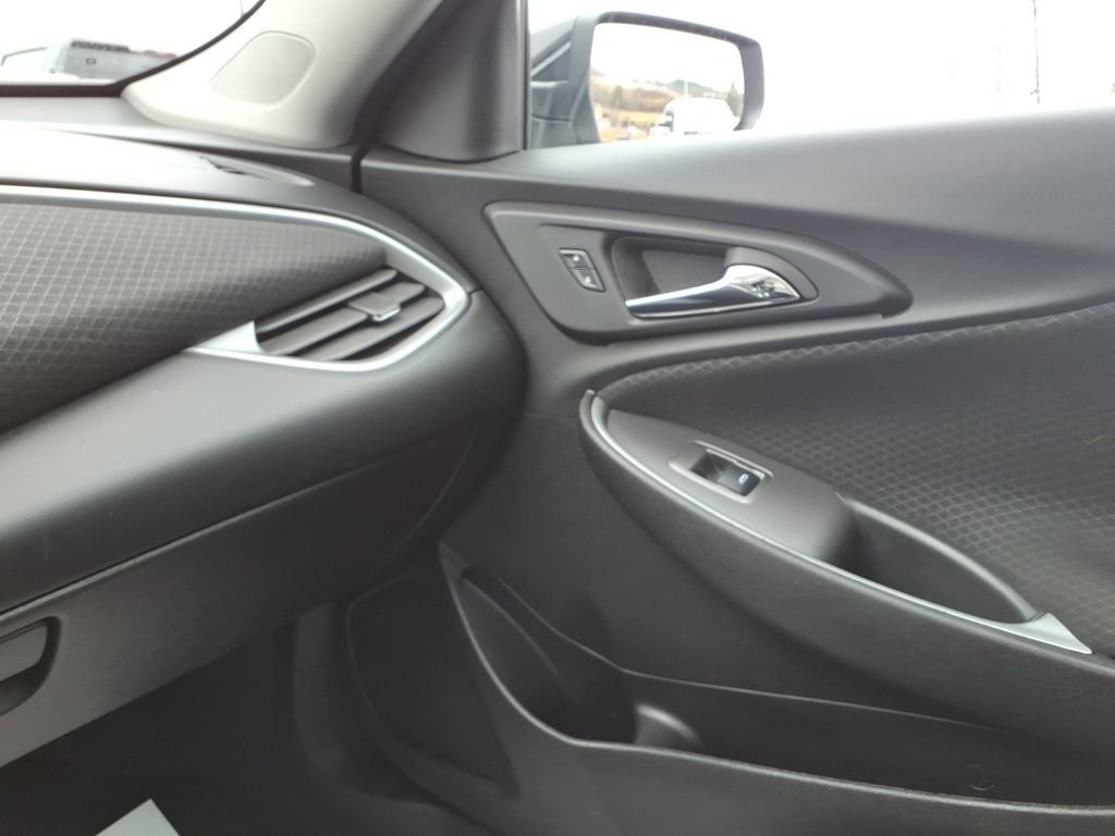 Used 2025 Chevrolet Malibu LT image 24