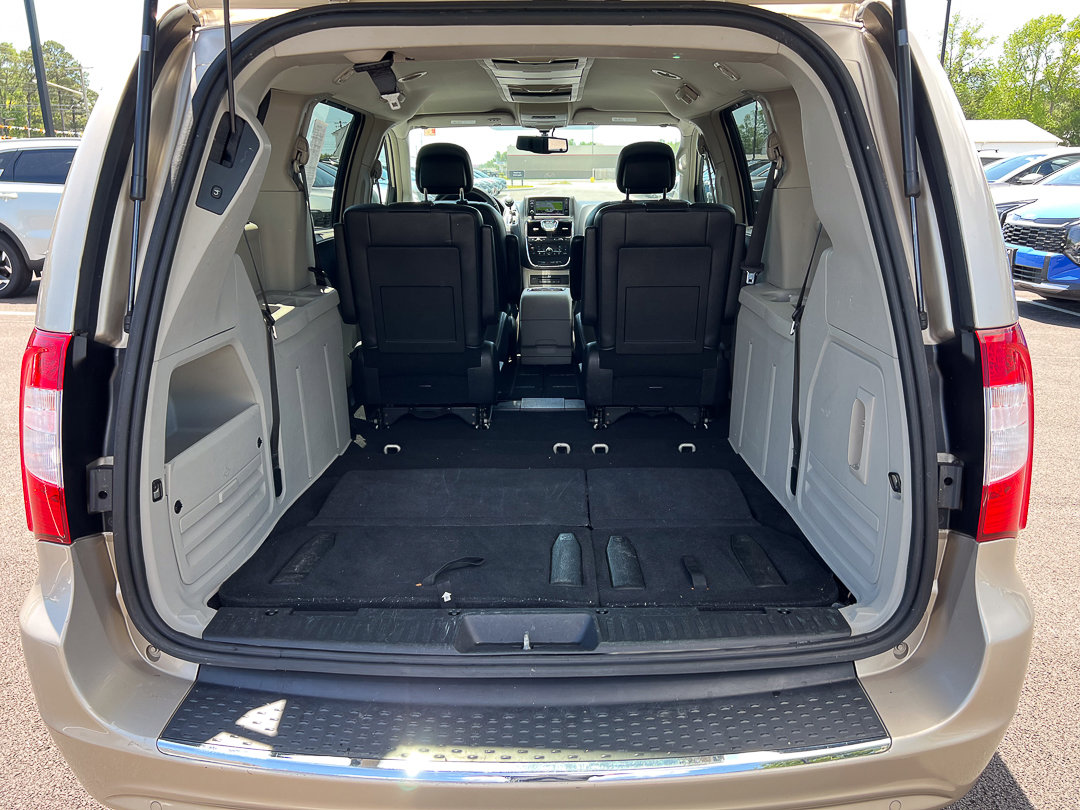 Used 2013 Chrysler Town & Country Touring-L w/ Driver Convenience Group FWD image 5