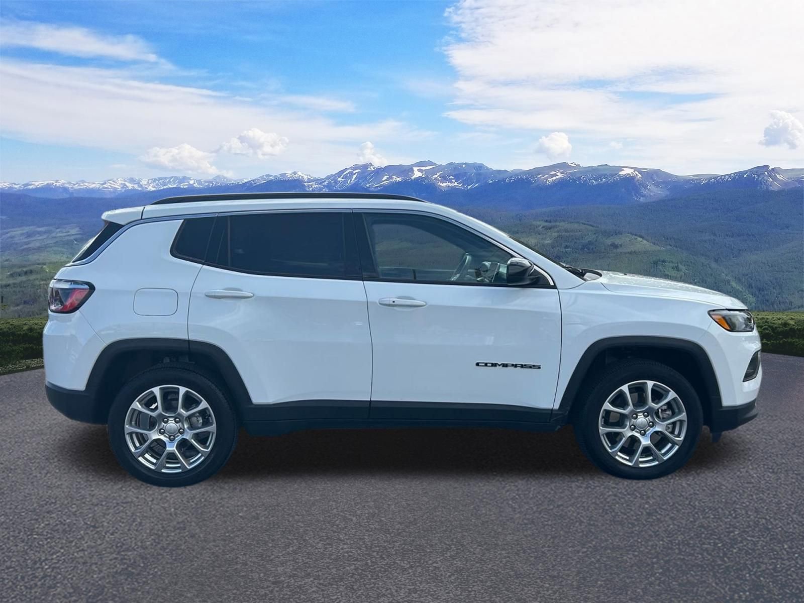 Used 2024 Jeep Compass Latitude AWD/4WD image 7