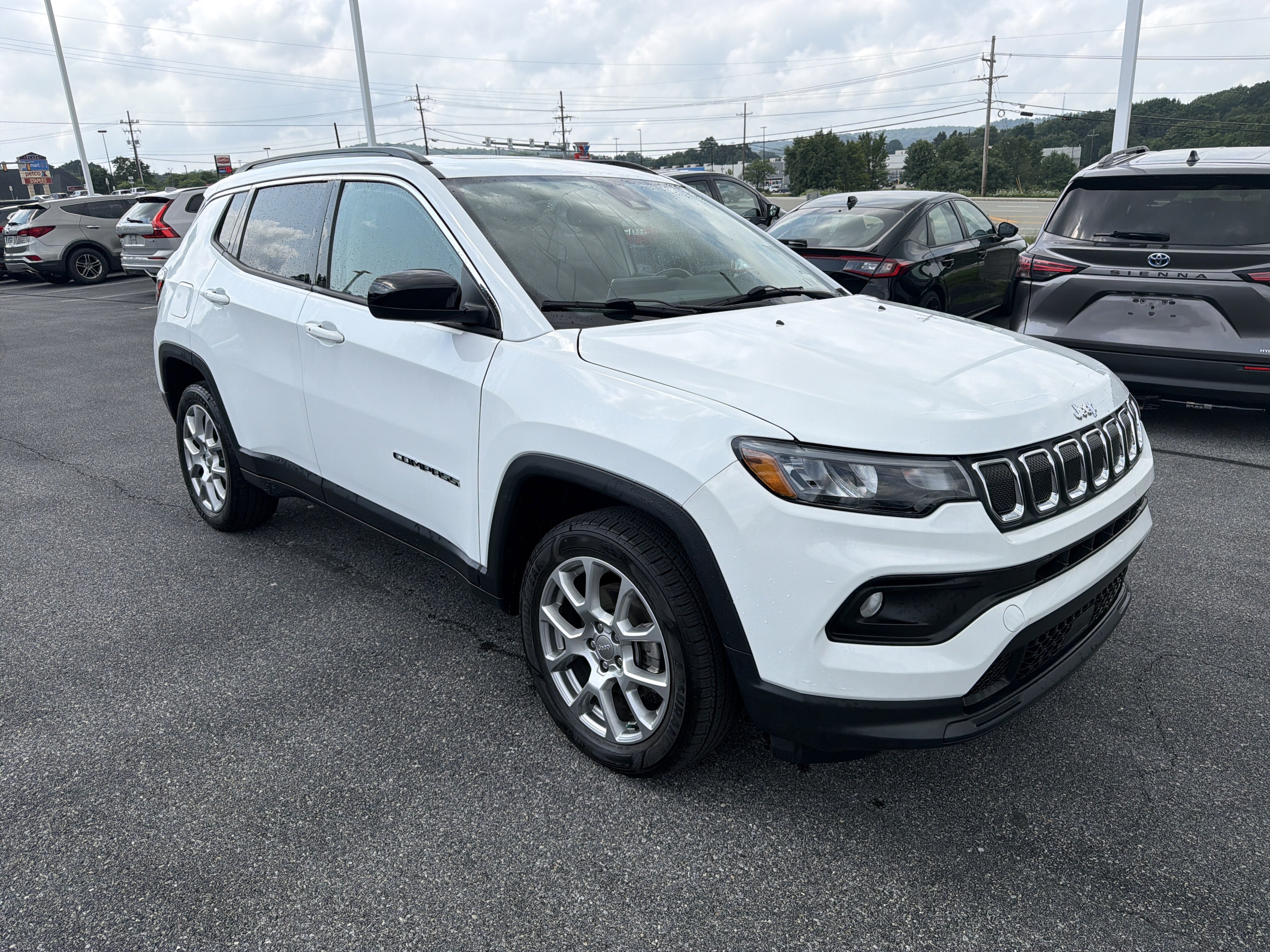 Used 2022 Jeep Compass Latitude w/ Sun and Sound Group AWD/4WD image 1