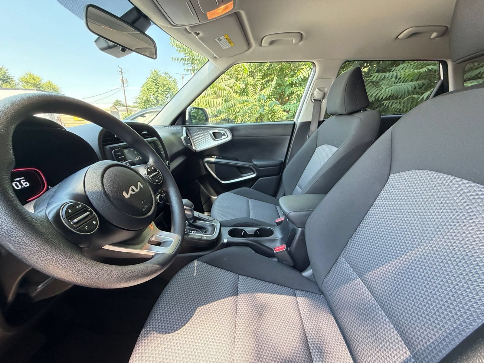 Used 2025 Kia Soul LX w/ LX Technology Package FWD image 24