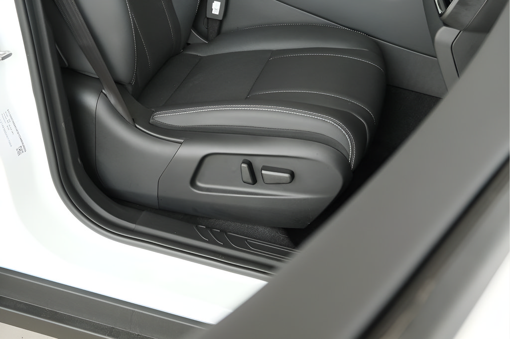 New 2025 VinFast VF 8 Eco AWD/4WD image 16