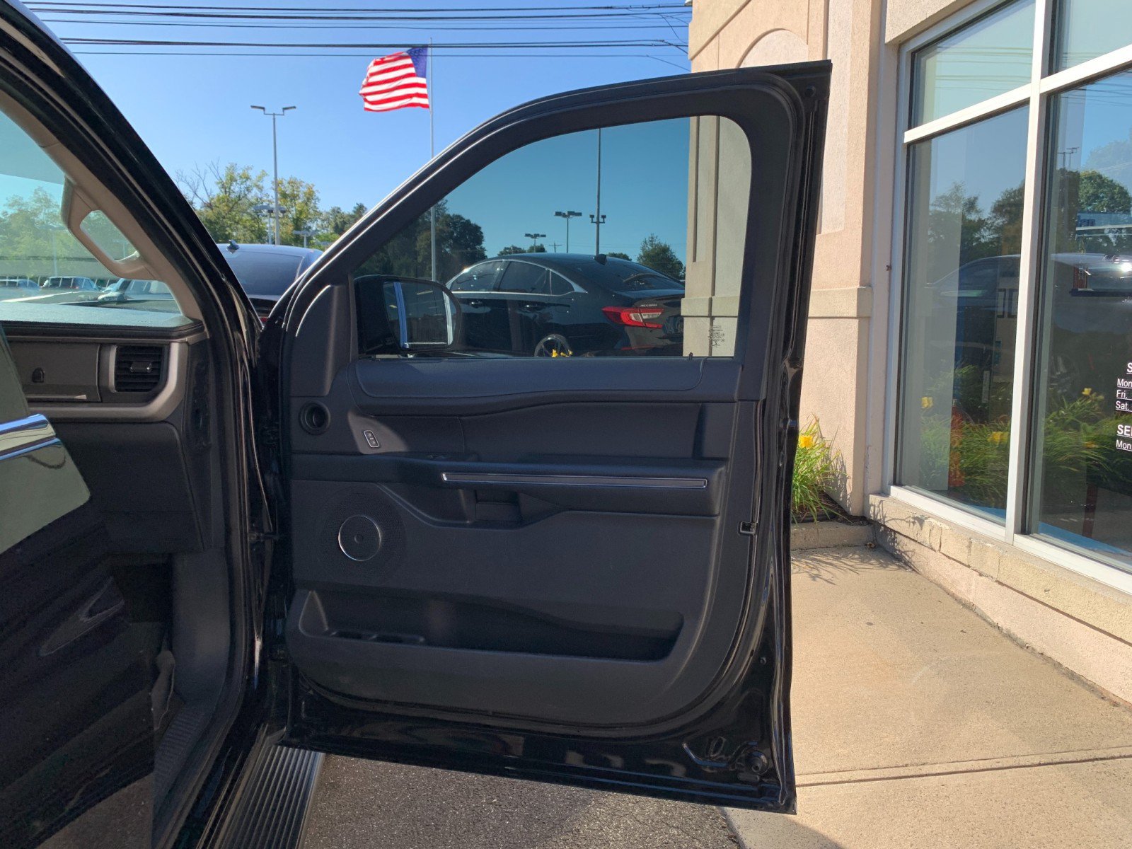 Used 2023 Ford Expedition XLT AWD/4WD image 39