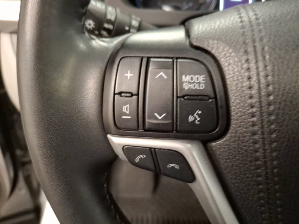Used 2019 Toyota Highlander XLE AWD/4WD image 21