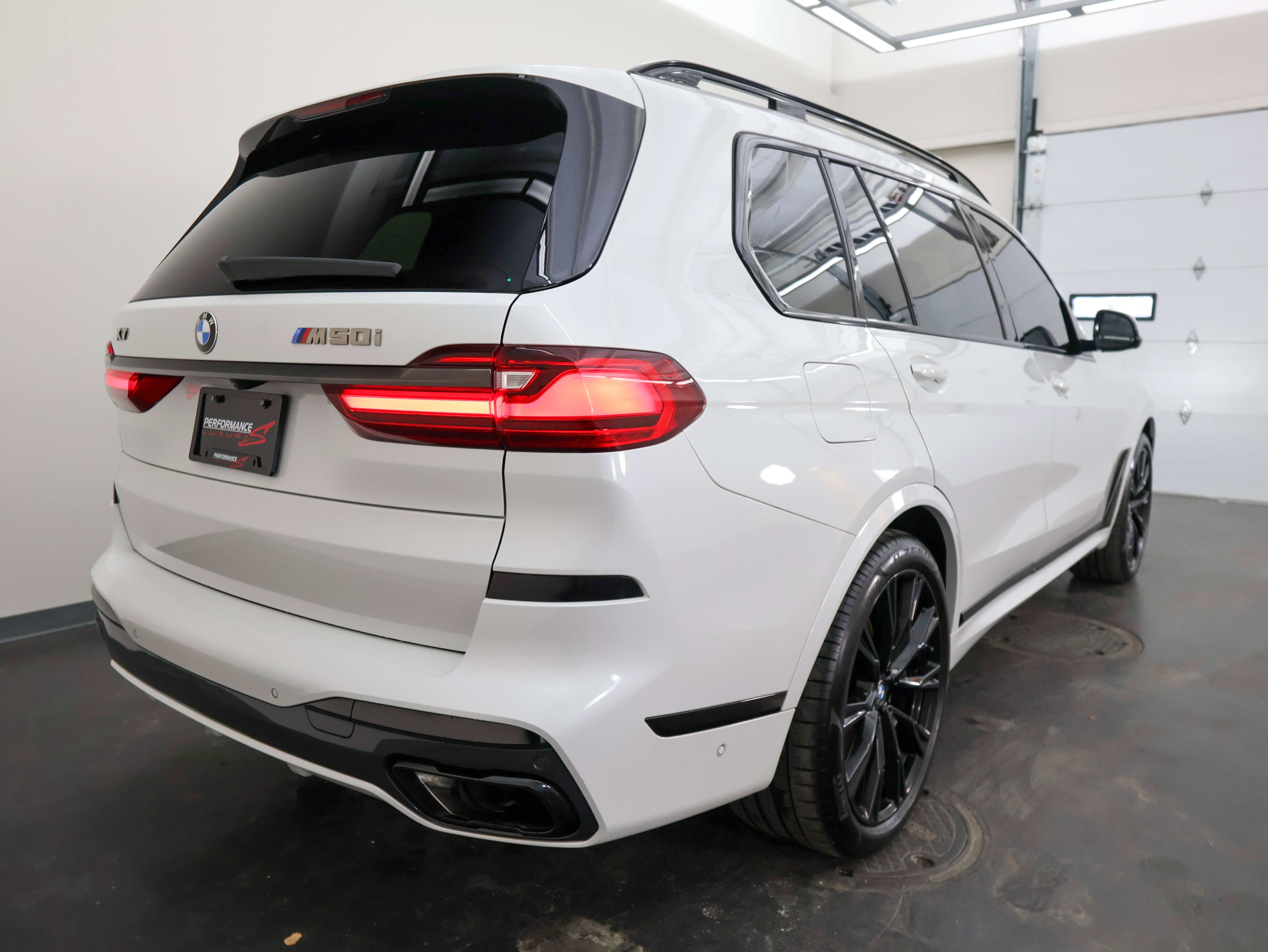 Used 2021 BMW X7 M50i image 3