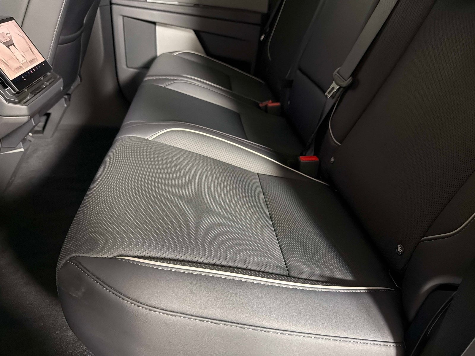 Used 2024 Tesla Cybertruck AWD Crew Cab image 33