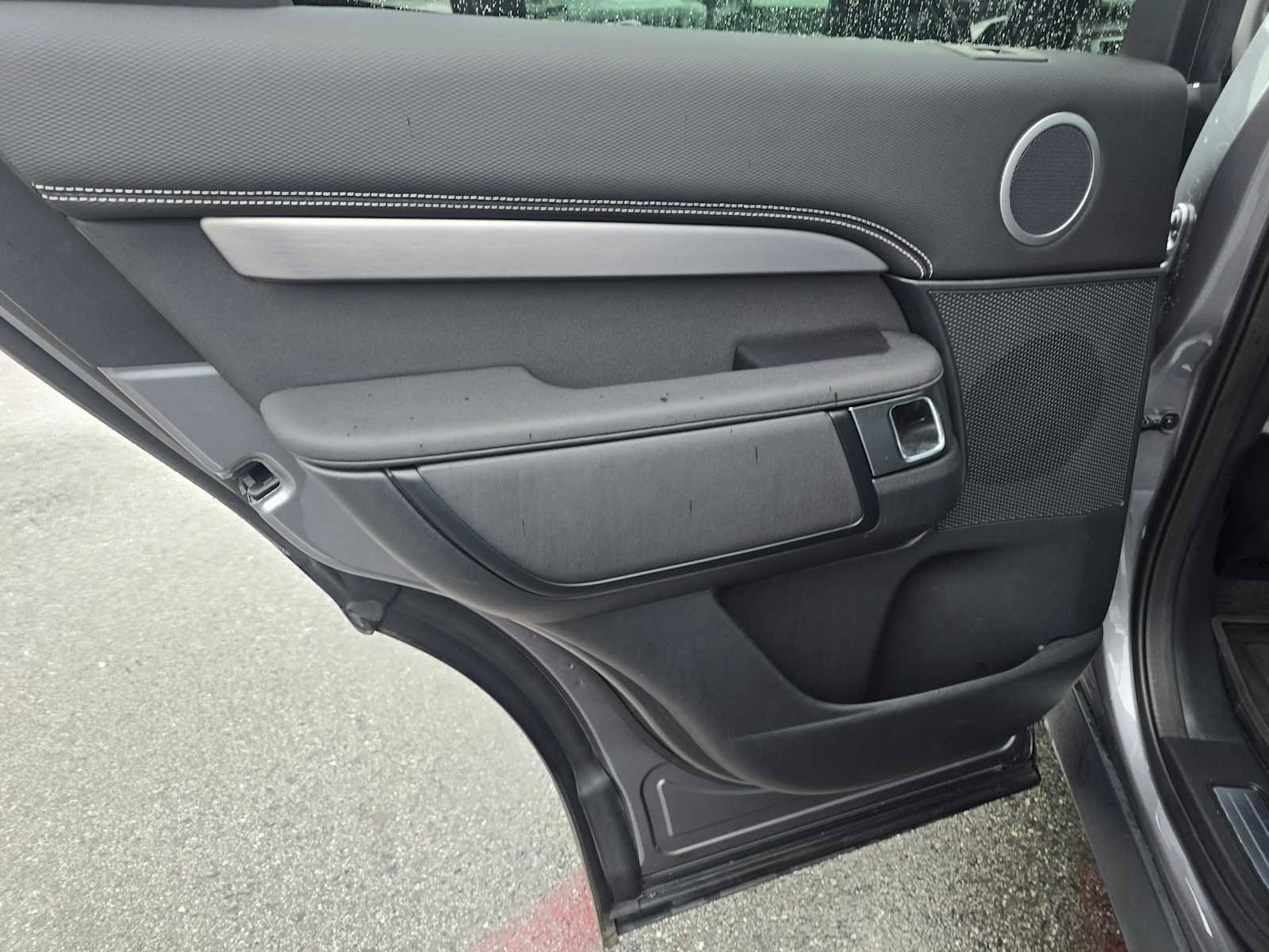 Used 2025 Land Rover Discovery Dynamic SE image 17