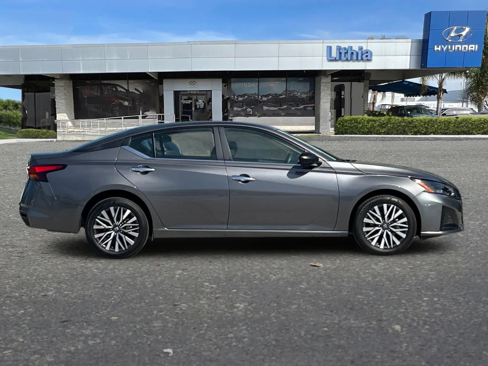 Used 2025 Nissan Altima 2.5 SV AWD/4WD image 9