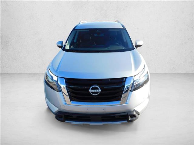 Used 2025 Nissan Pathfinder SL FWD image 3