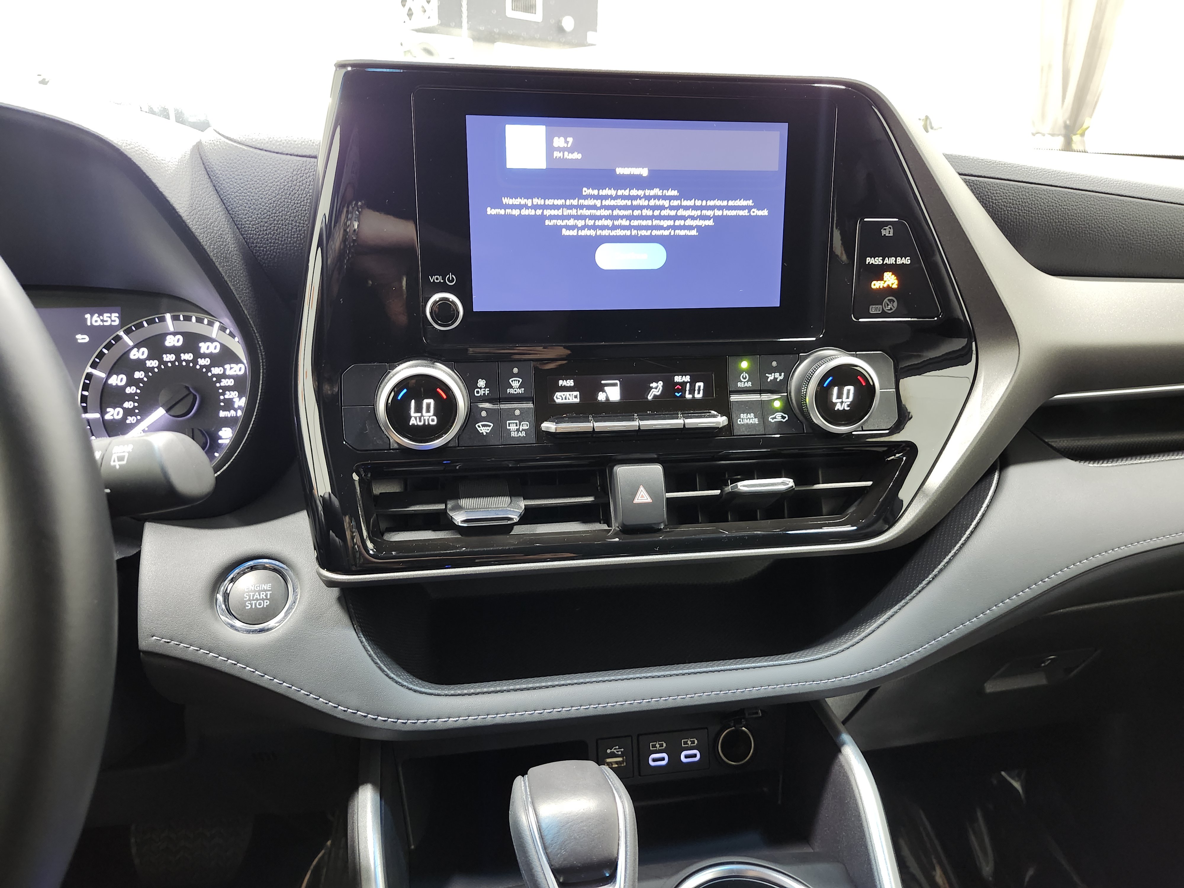 Used 2023 Toyota Highlander LE AWD/4WD image 29