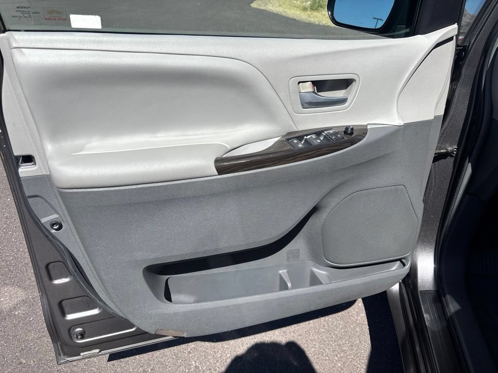 Used 2015 Toyota Sienna XLE w/ XLE Navigation Package FWD image 12