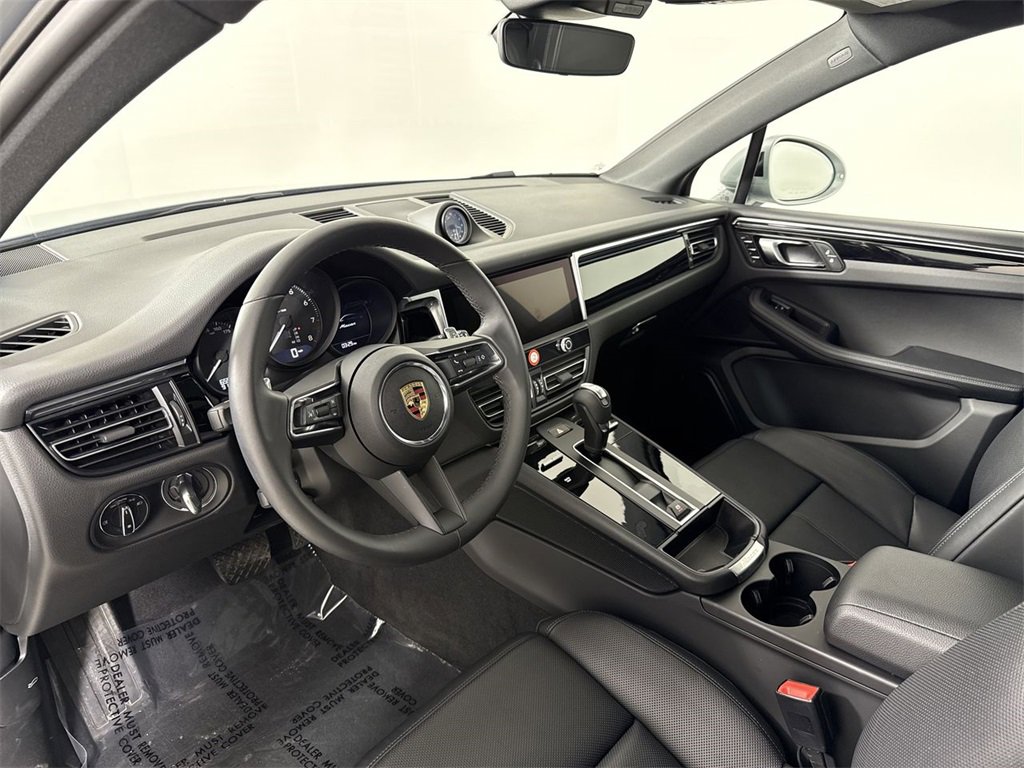 Used 2025 Porsche Macan image 4