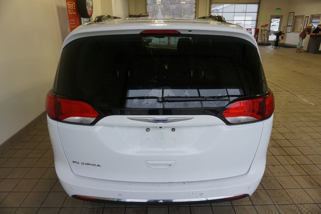 Used 2018 Chrysler Pacifica Touring-L w/ Tire & Wheel Group image 16
