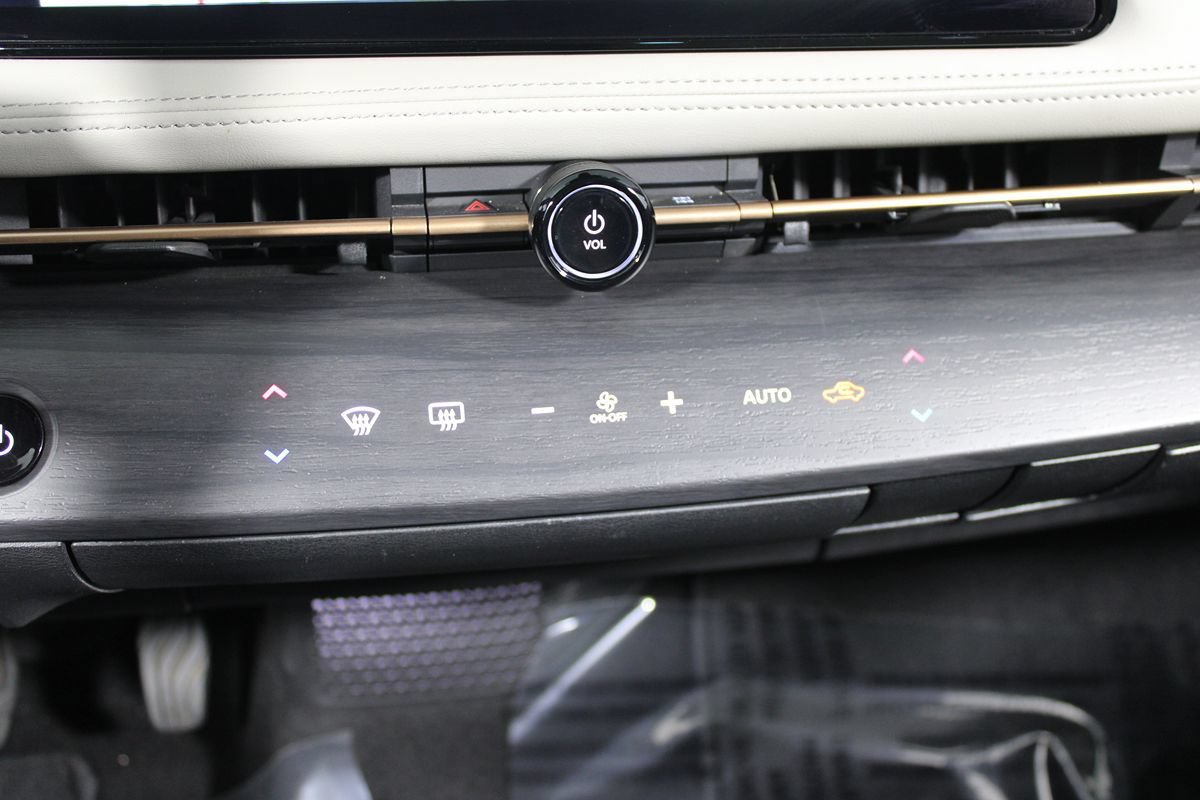 Used 2023 Nissan Ariya AWD image 17