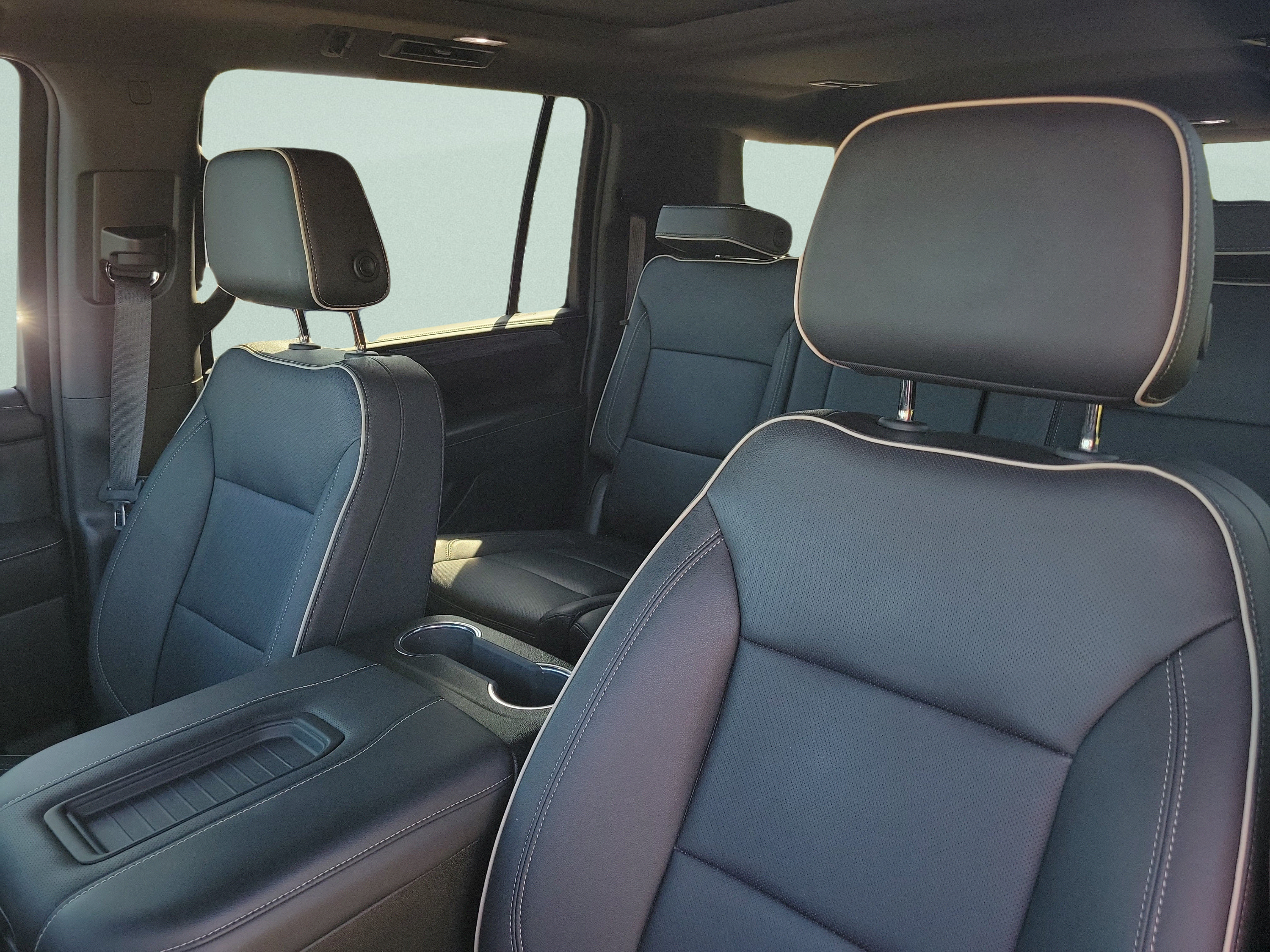 Used 2023 GMC Yukon XL SLT w/ SLT Luxury Package AWD/4WD image 18