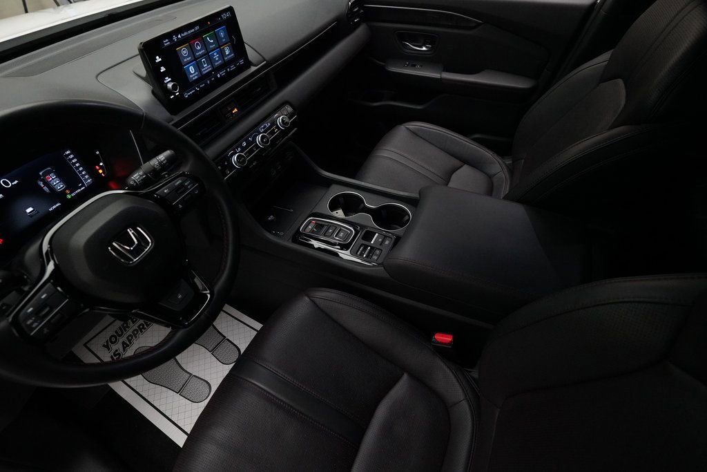 Certified 2025 Honda Pilot Black Edition image 8