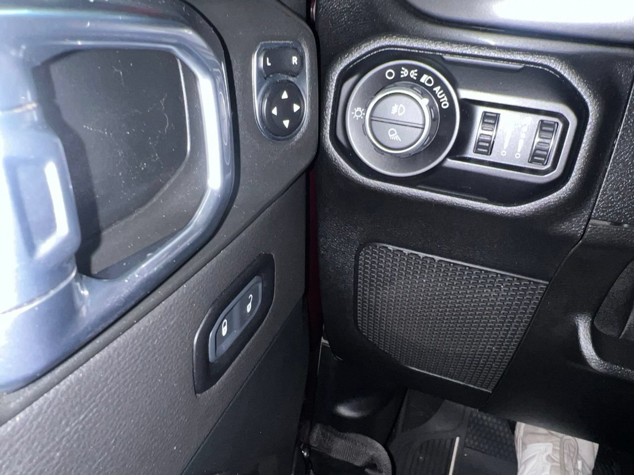 Used 2021 Jeep Gladiator Overland AWD/4WD image 41