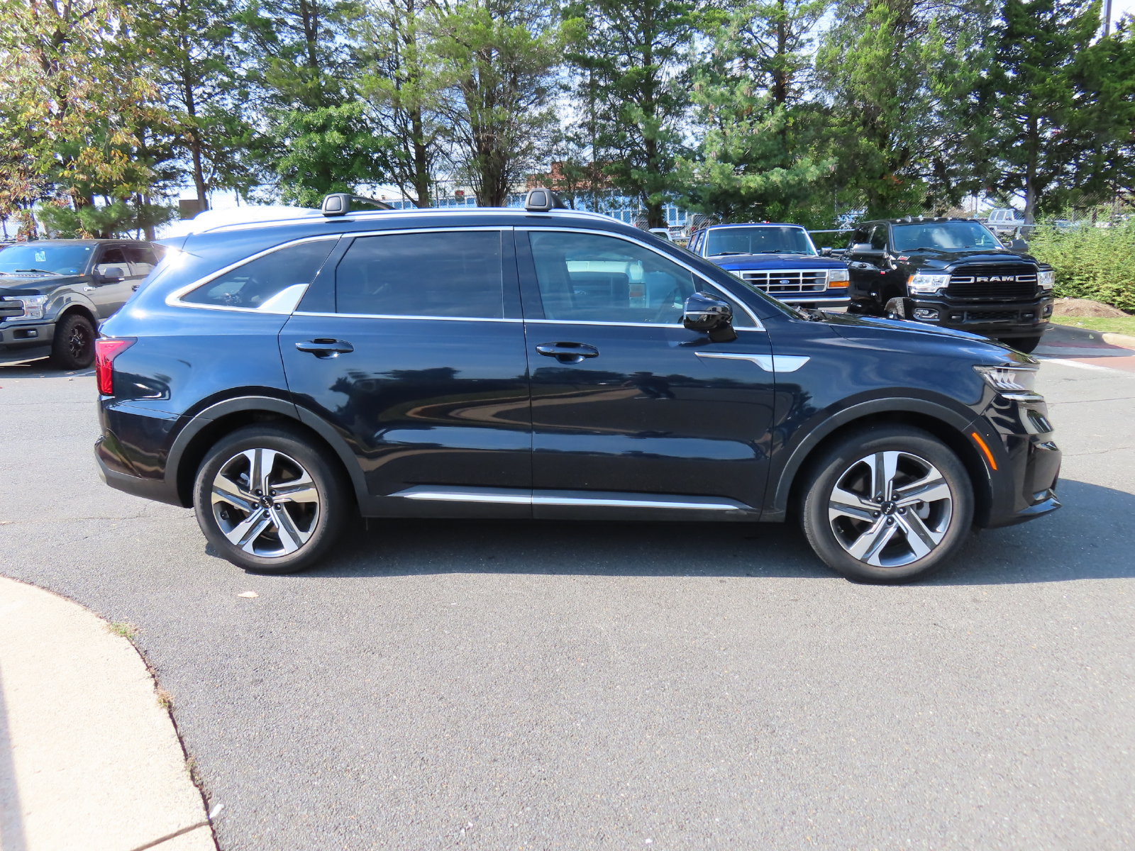 Used 2022 Kia Sorento EX w/ Panoramic Sunroof Package AWD/4WD image 4