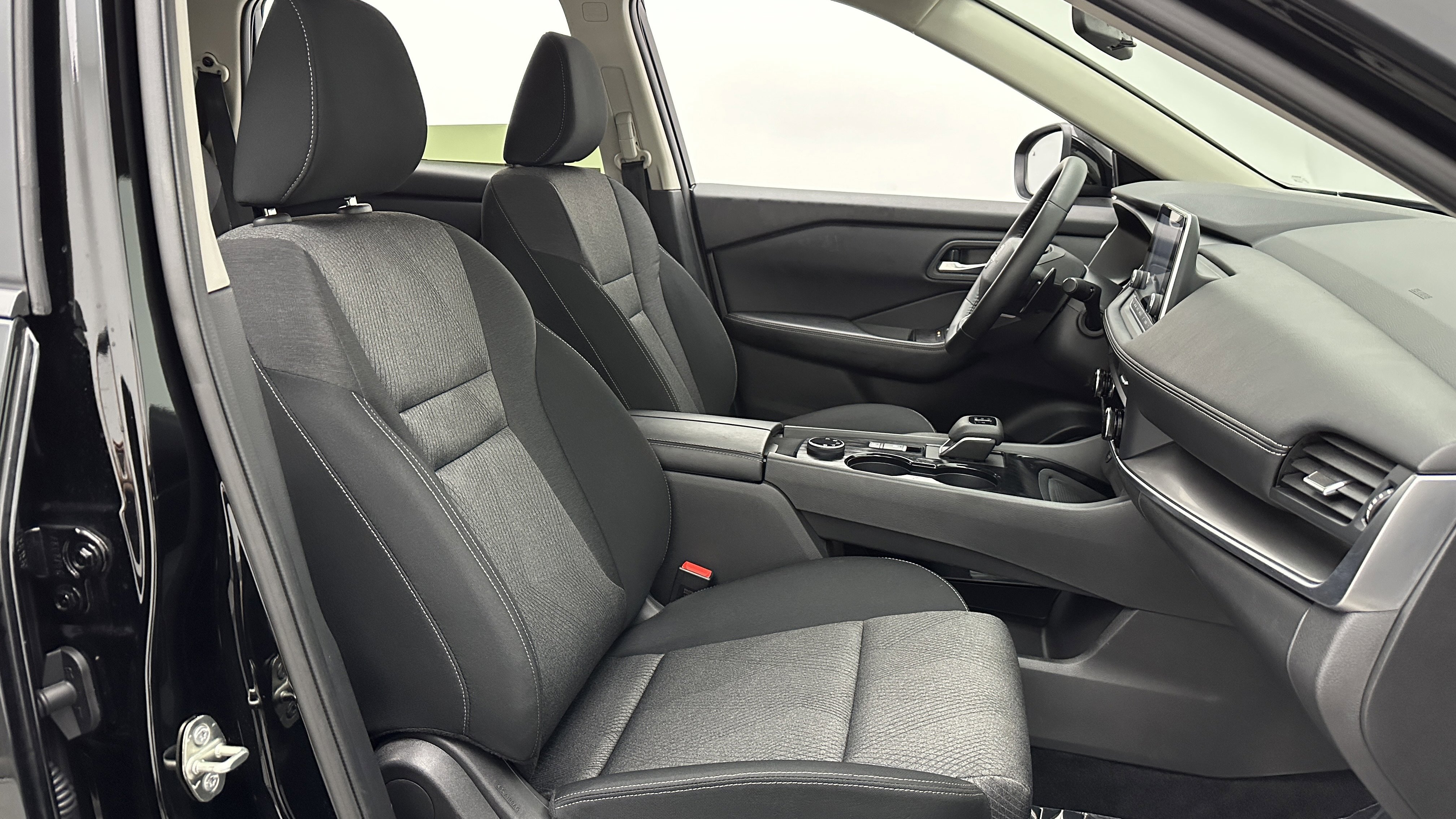 Used 2025 Nissan Rogue SV image 37