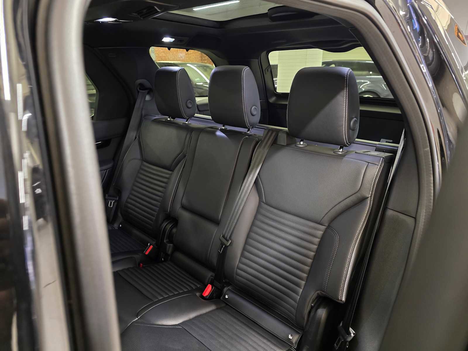 Used 2025 Land Rover Discovery S image 20
