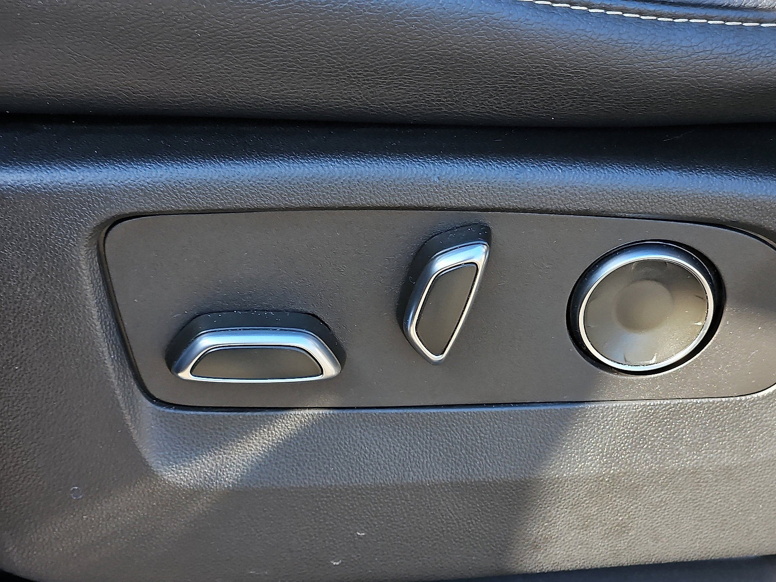 Used 2024 Cadillac Escalade ESV Luxury image 26