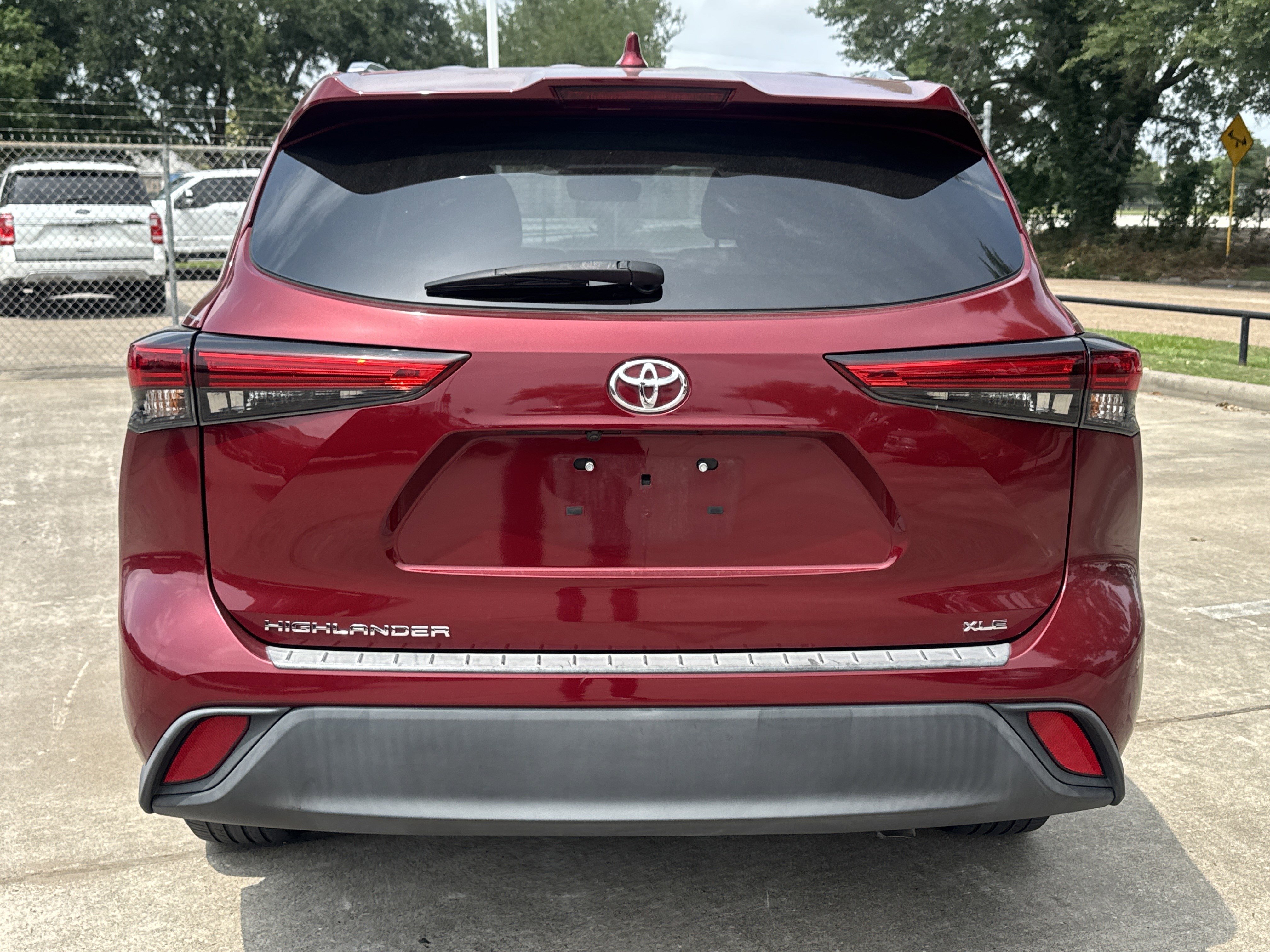 Used 2021 Toyota Highlander XLE FWD image 7