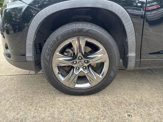 Certified 2017 Toyota Highlander Limited Platinum FWD image 35