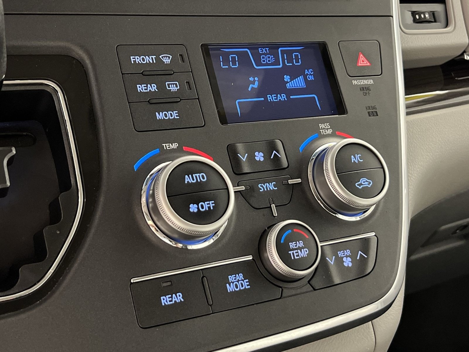 Used 2017 Toyota Sienna XLE w/ XLE Navigation Package AWD/4WD image 22