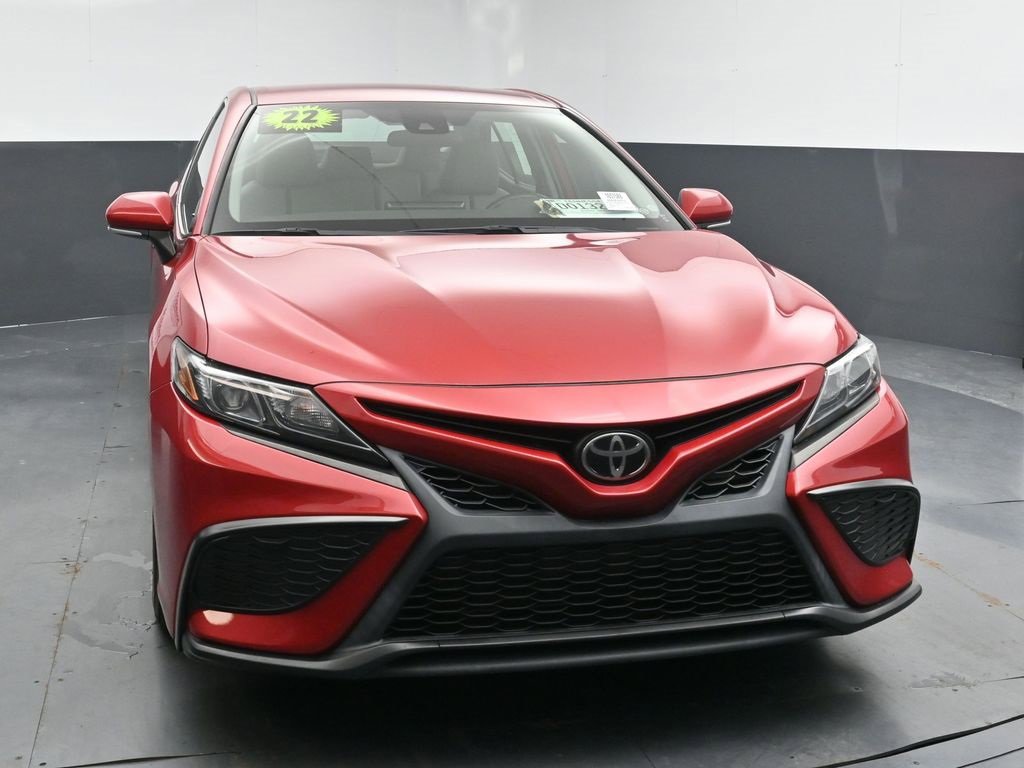 Used 2022 Toyota Camry SE image 3