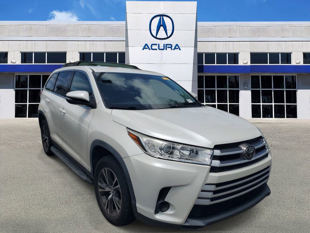 Used 2019 Toyota Highlander LE FWD image 1