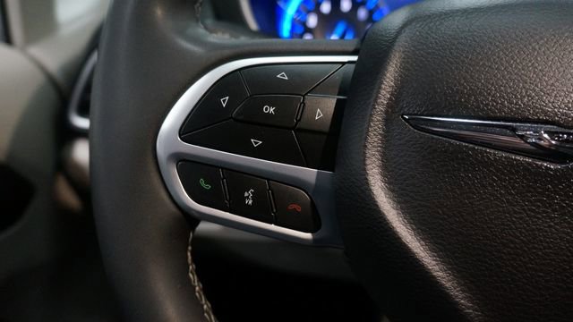 Used 2024 Chrysler Pacifica Touring-L image 23