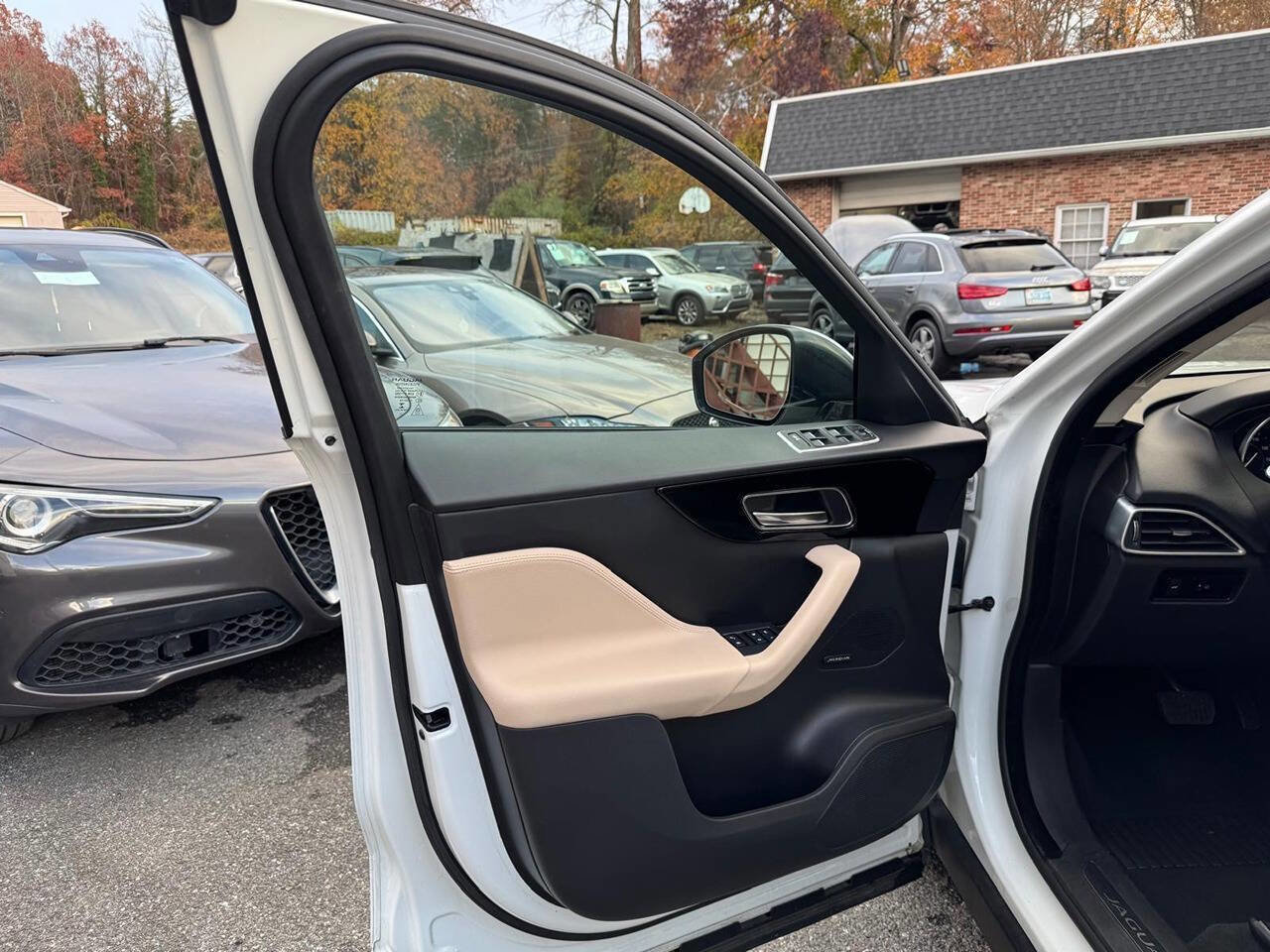 Used 2018 Jaguar F-PACE Premium image 26