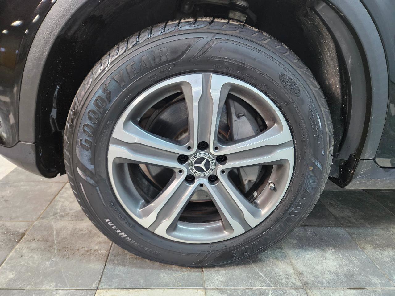 Used 2019 Mercedes-Benz GLC 300 4MATIC image 32