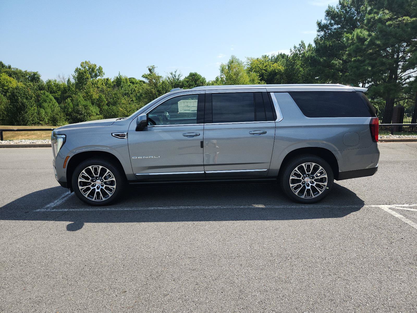 New 2026 GMC Yukon XL Denali w/ Denali Reserve Package AWD/4WD image 2