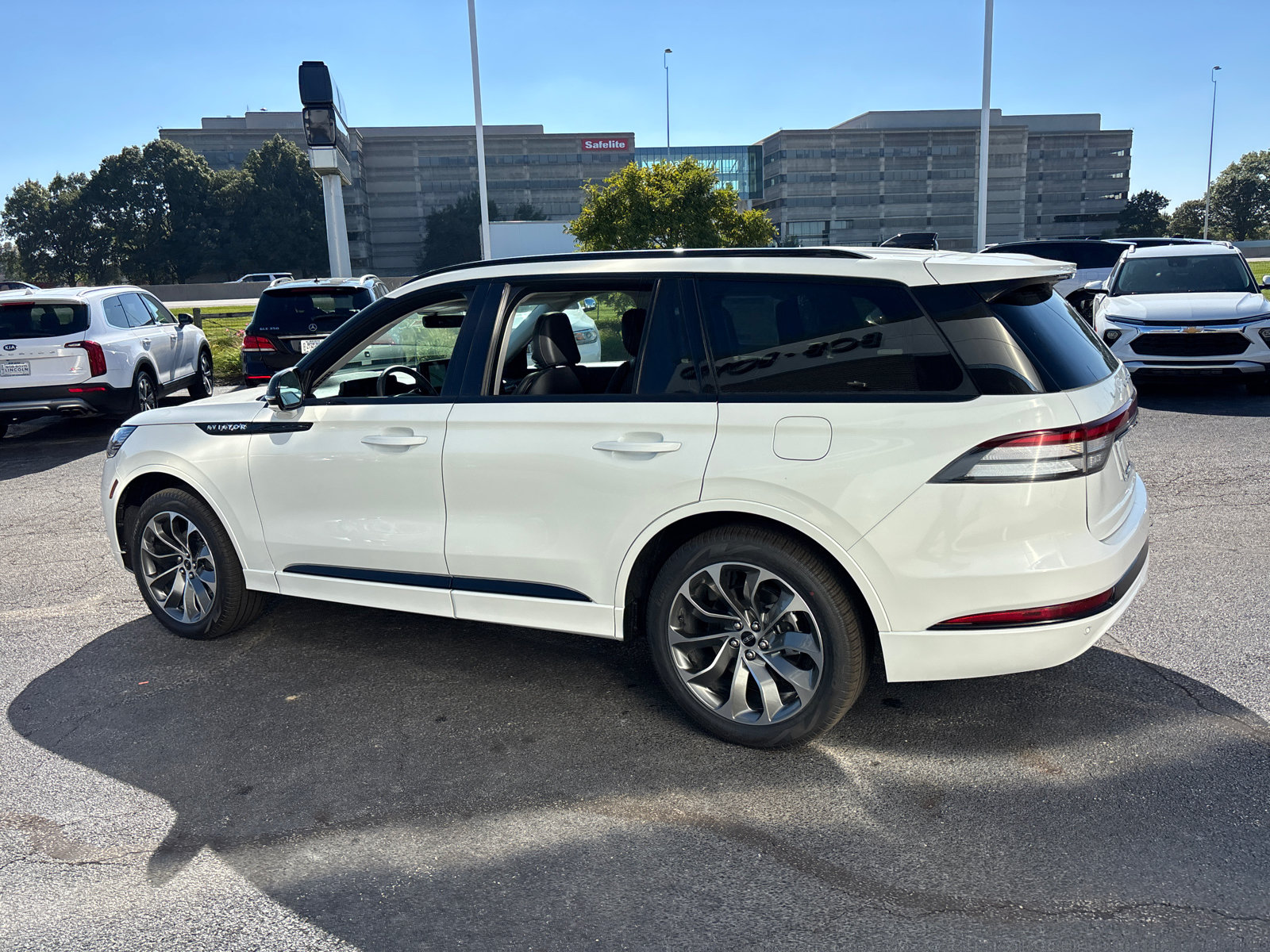 New 2027 Lincoln Aviator AWD w/ Jet Appearance Package image 5