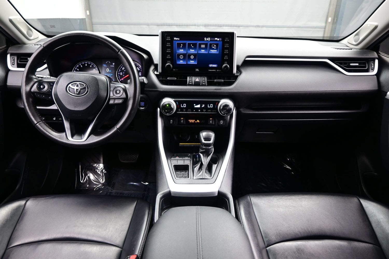 Used 2020 Toyota RAV4 XLE Premium FWD image 16