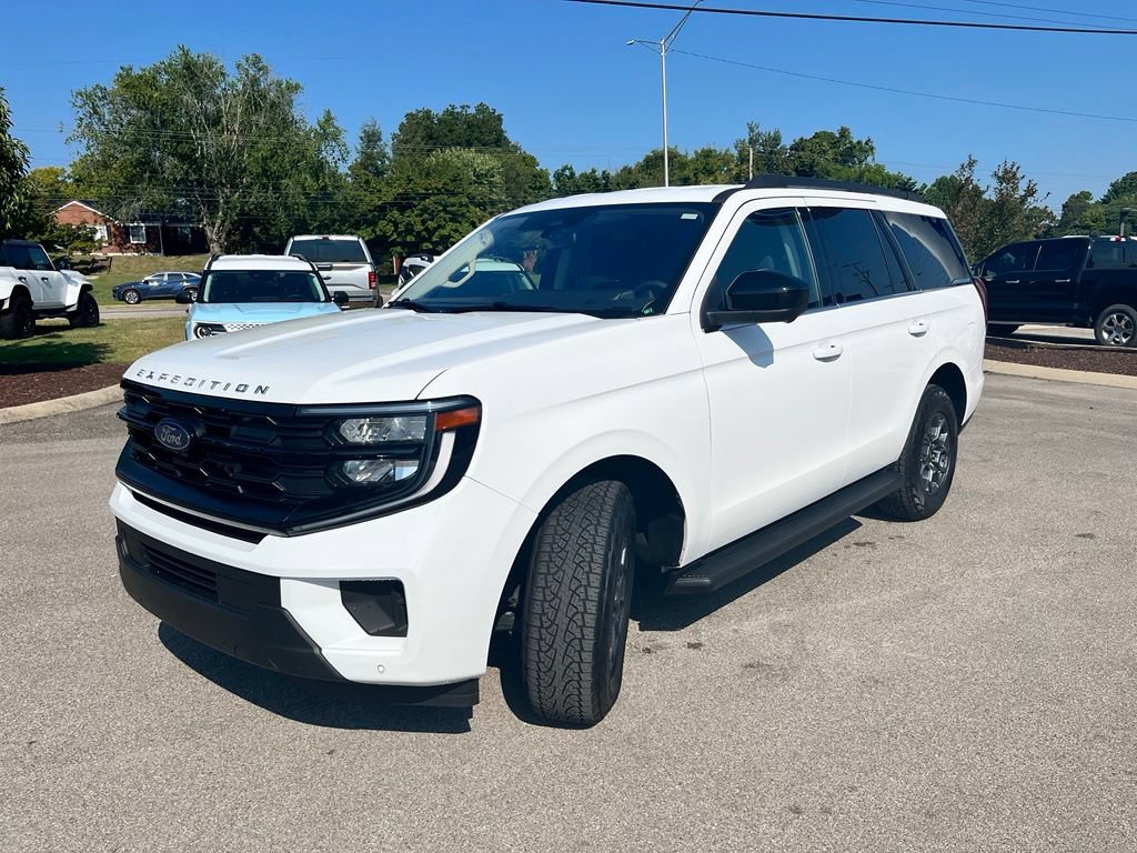 Used 2025 Ford Expedition Active RWD image 3